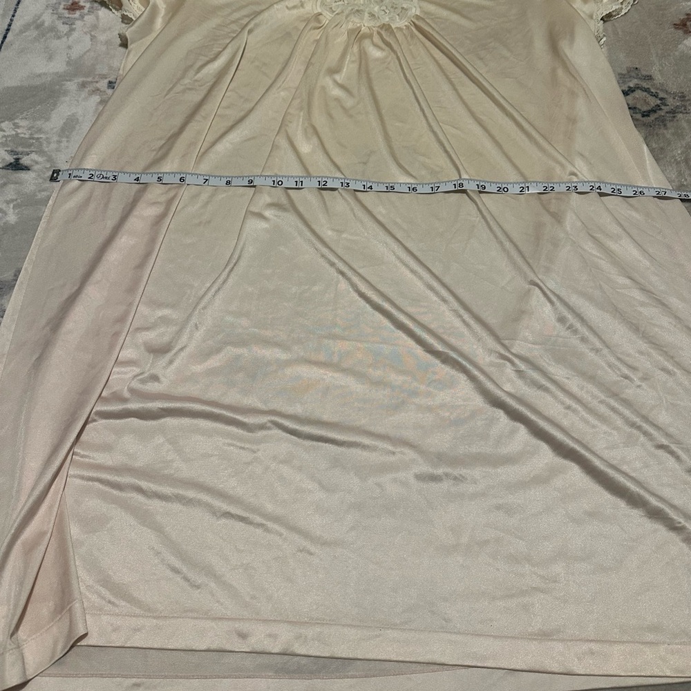 Vanity Fair Elegant Vintage  Cream Nightgown with Lace Detail sz XXXL - Picture 2 of 9